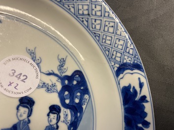 Deux assiettes en porcelaine de Chine en bleu et blanc, marque et &eacute;poque de Kangxi